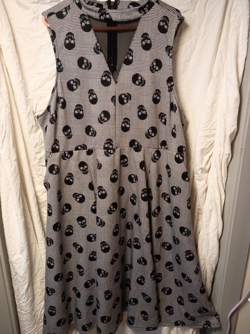 Sleeveless Midi Dress with Black Skull Print - Gray